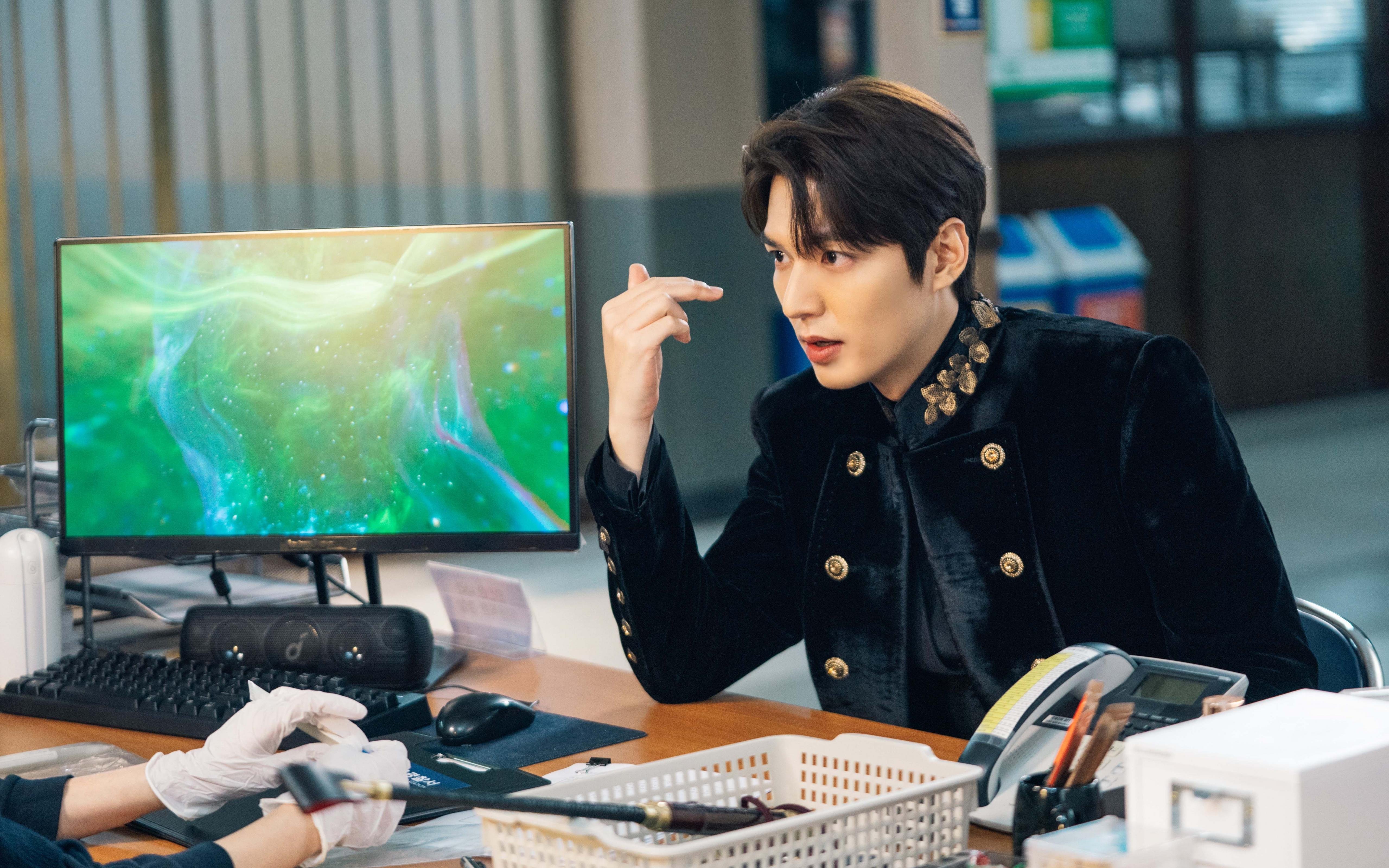 kaiyun.com-球迷“热血”撑场：足球狂欢让整个欧洲沸腾，球迷们的疯狂表现令人不得不承认足球的魅力